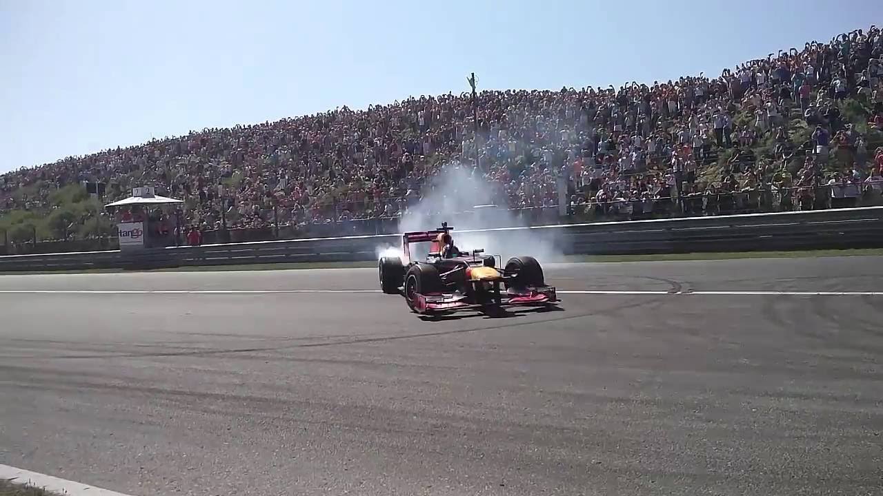 Max Verstappen doing donuts at racedagen Zandvoort