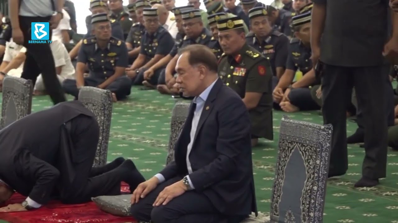 Anwar attends Ihya’ Ramadan event with defence personnel
