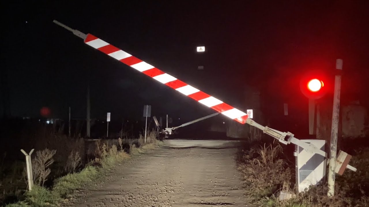 Passaggio a livello // Level crossing // (Vignale-Novara)