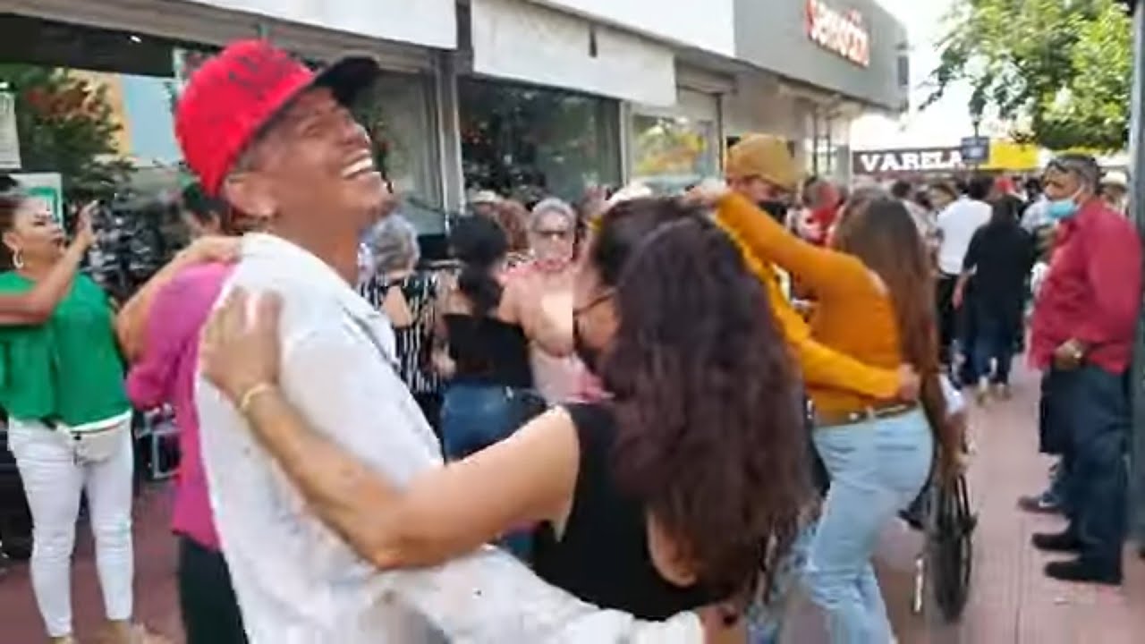 El qué es Buen GALLO...en cualquier Plaza Baila!  Plaza Merino. Chihuahua @musicalmilagroofficial
