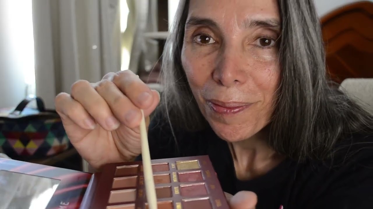 ASMR TU AMIGA TE ARREGLA Y MAQUILLA