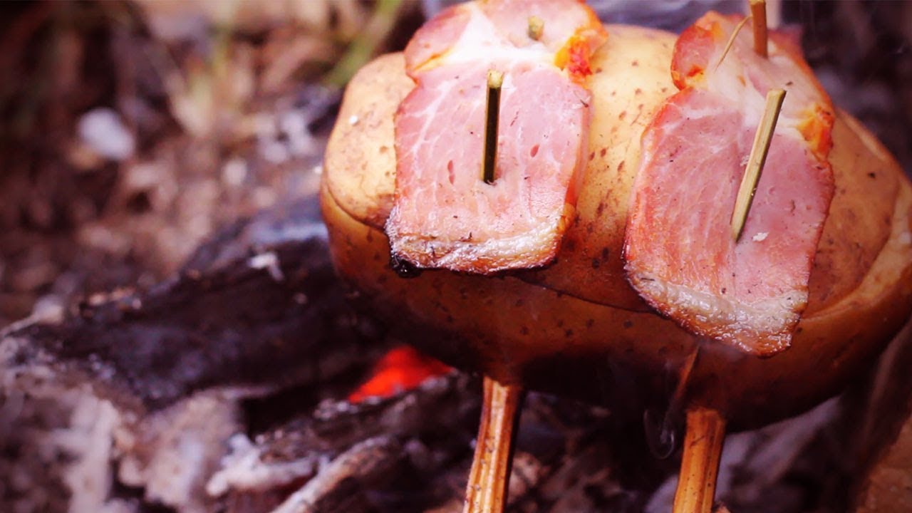 Batata recheada com bacon e ovo na fogueira!
