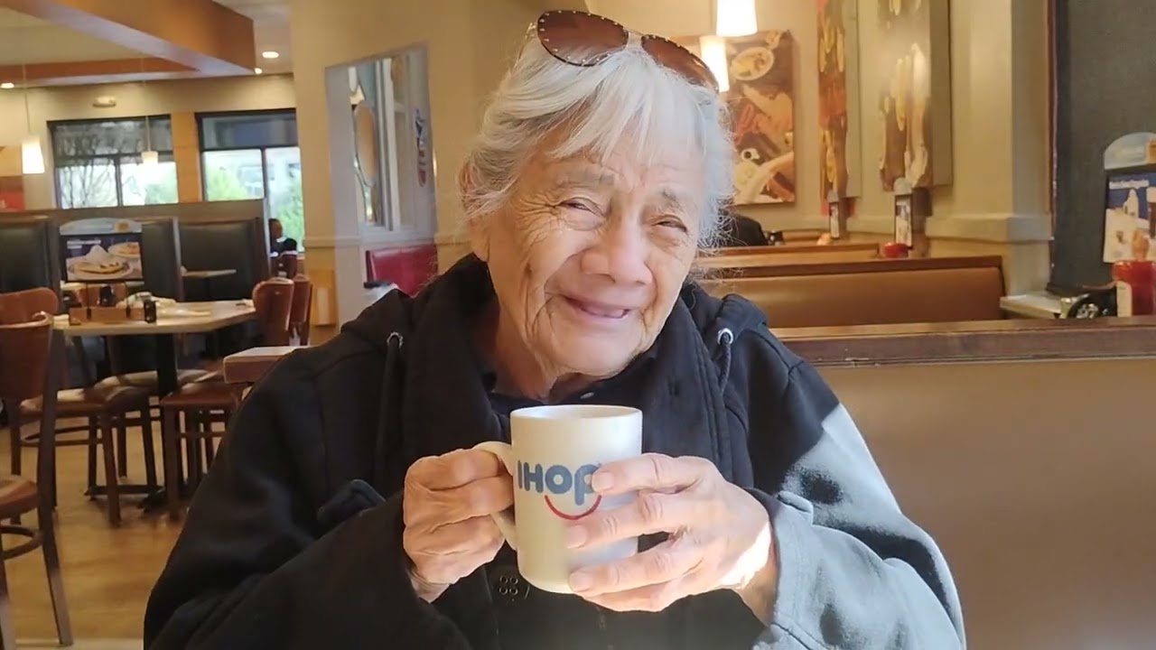 Tomando  ☕ café con mama 💕😘 y muchas bendiciones 🙏 atodos