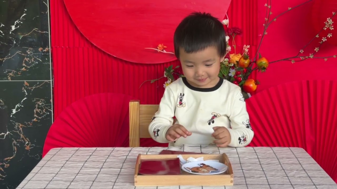 Bé làm bao lì xì 