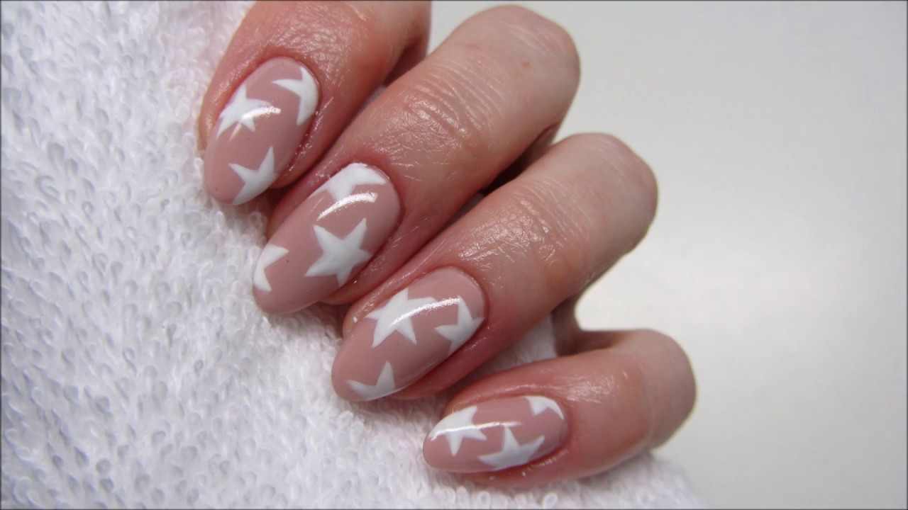 White stars on nude nails - Białe gwiazdeczki na paznokciach