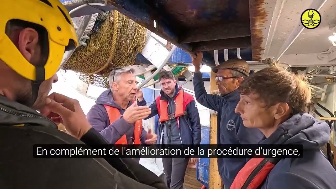 Exercice de récupération d'homme à la mer à bord du MANATHIA de l'armement Scapêche