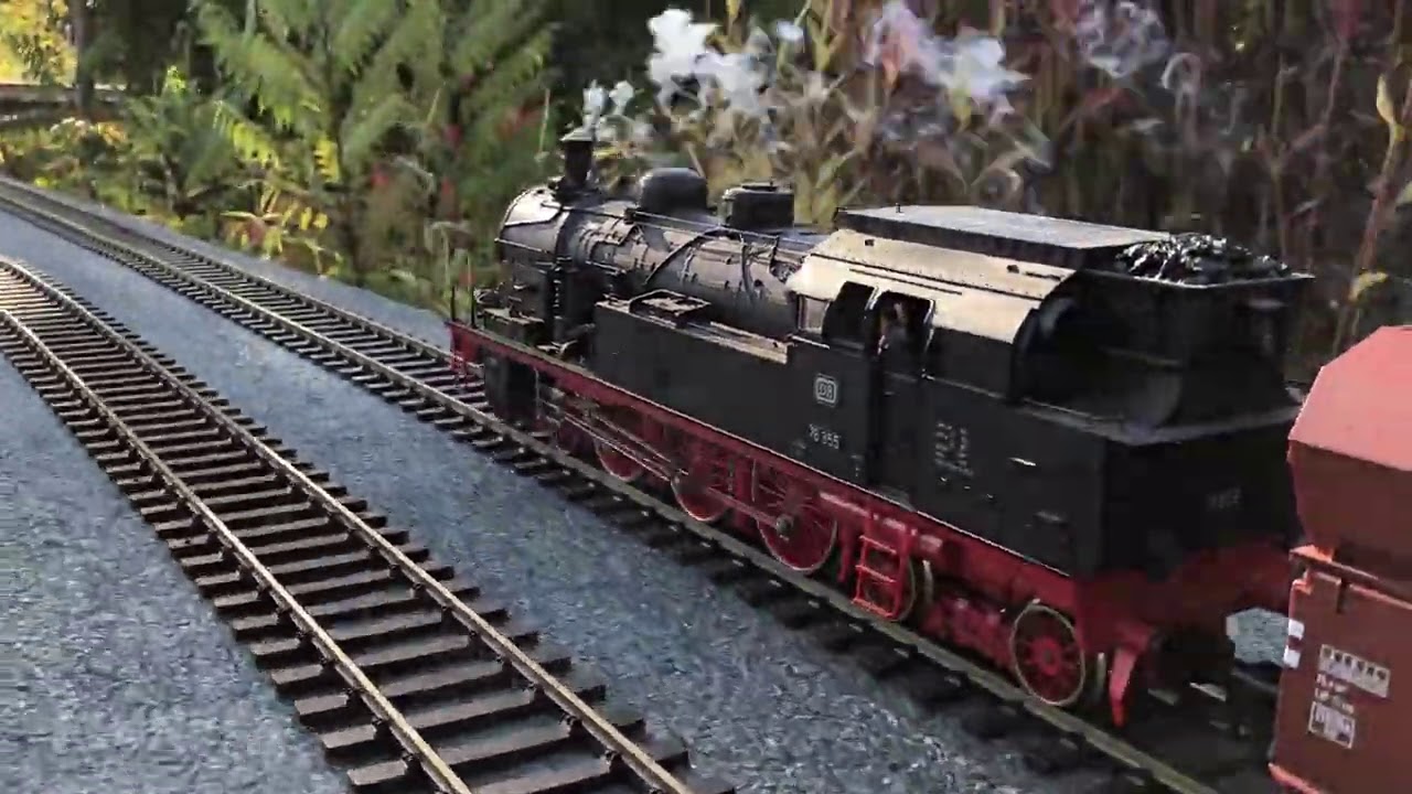 Modelleisenbahn von Märklin in Spur 1 als Gartenbahn mit schönen Dampflokomotiven