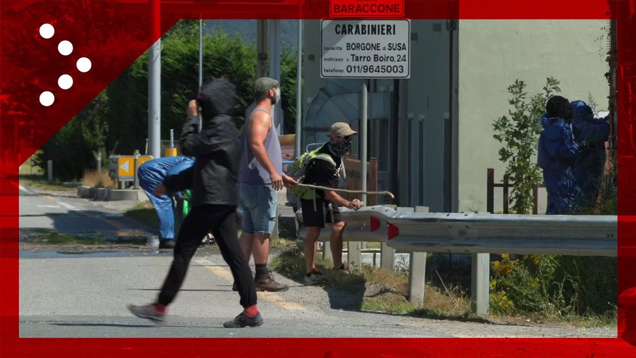 No Tav, i manifestanti battono con pietre su recinzione del cantiere: in azione idrante polizia