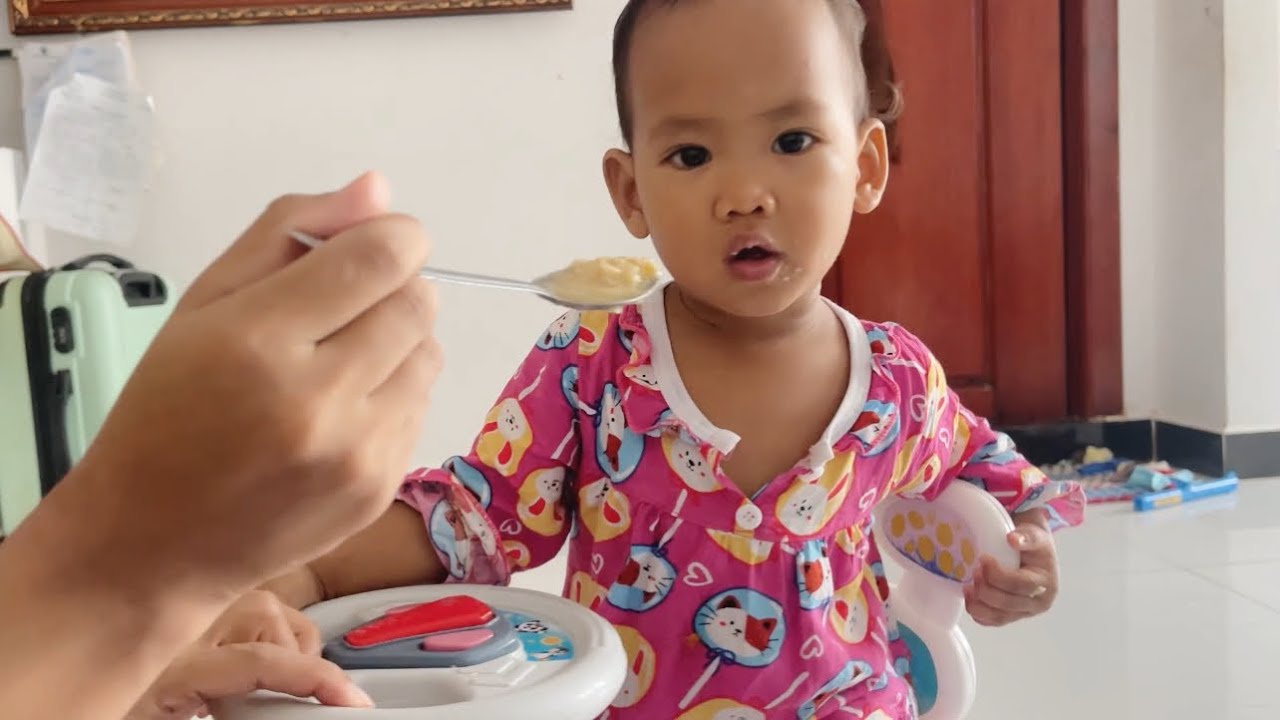 When it's time to eat, she likes to eat chicken liver.