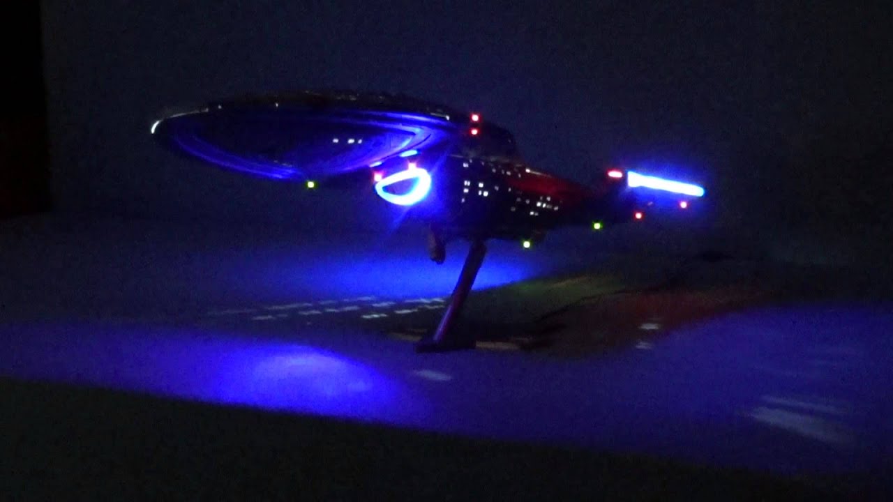 U.S.S. Voyager (Star Trek) Modell mit LED Beleuchtung