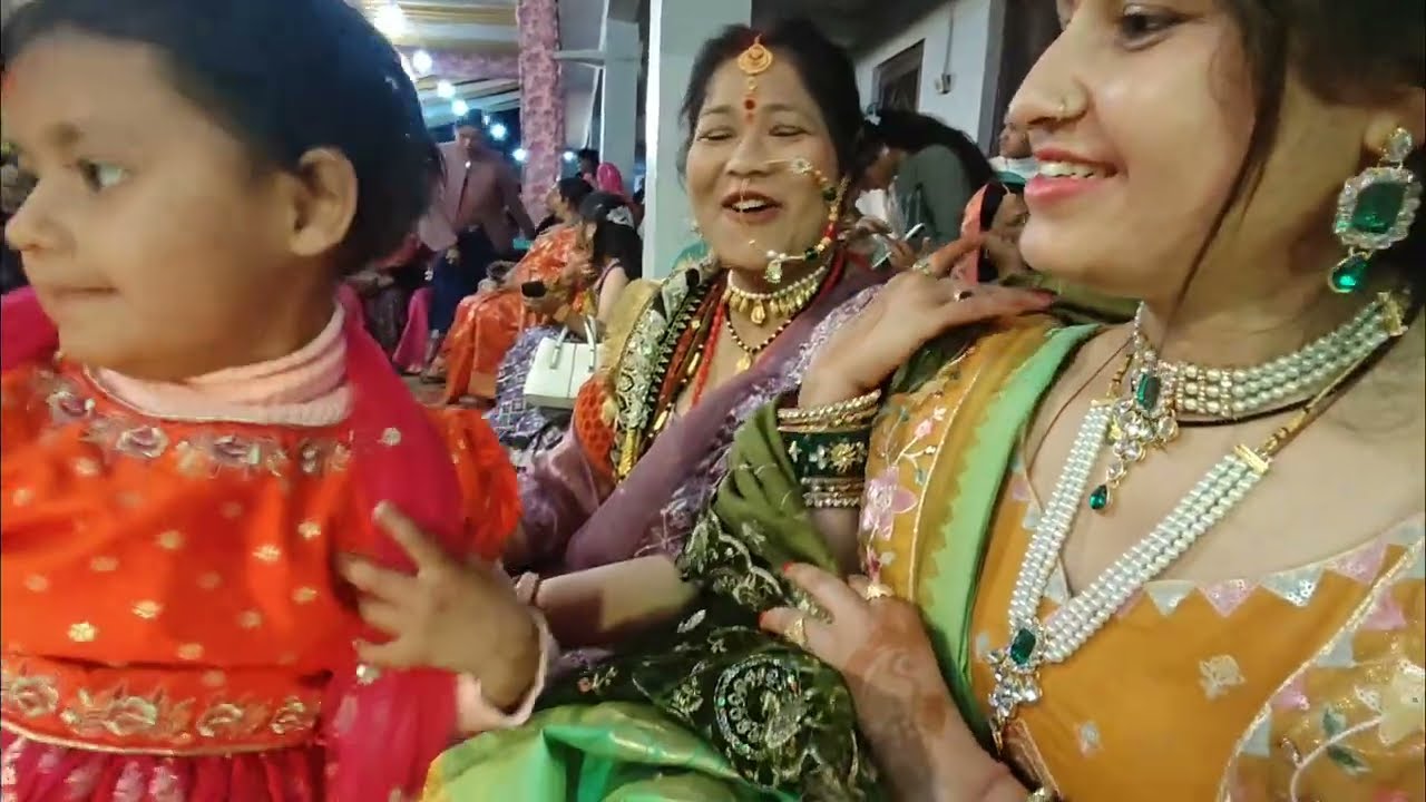 दिन में जनेऊ संस्कार | शाम को पड़ोस में महिला संगीत | डांस और मस्ती||
