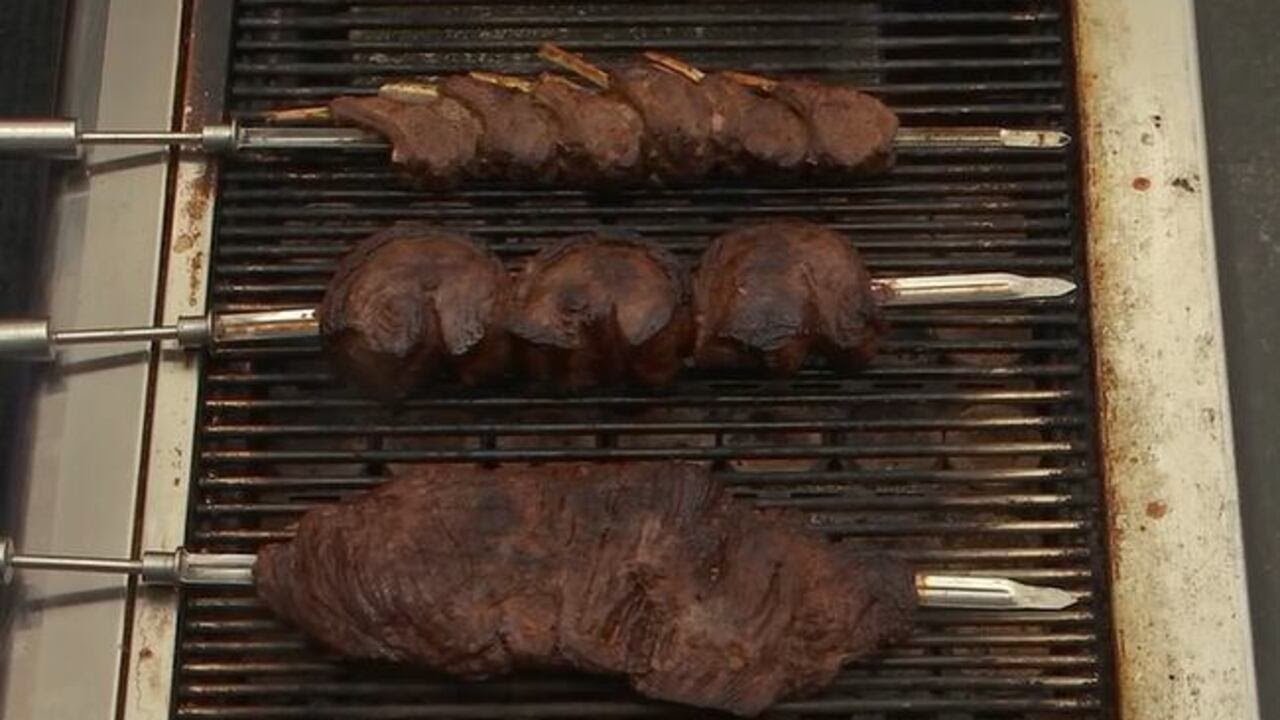 Попробуйте изысканные блюда бразильской кухни в ресторане Fogo De Chao на Лас-Вегас-Стрип.