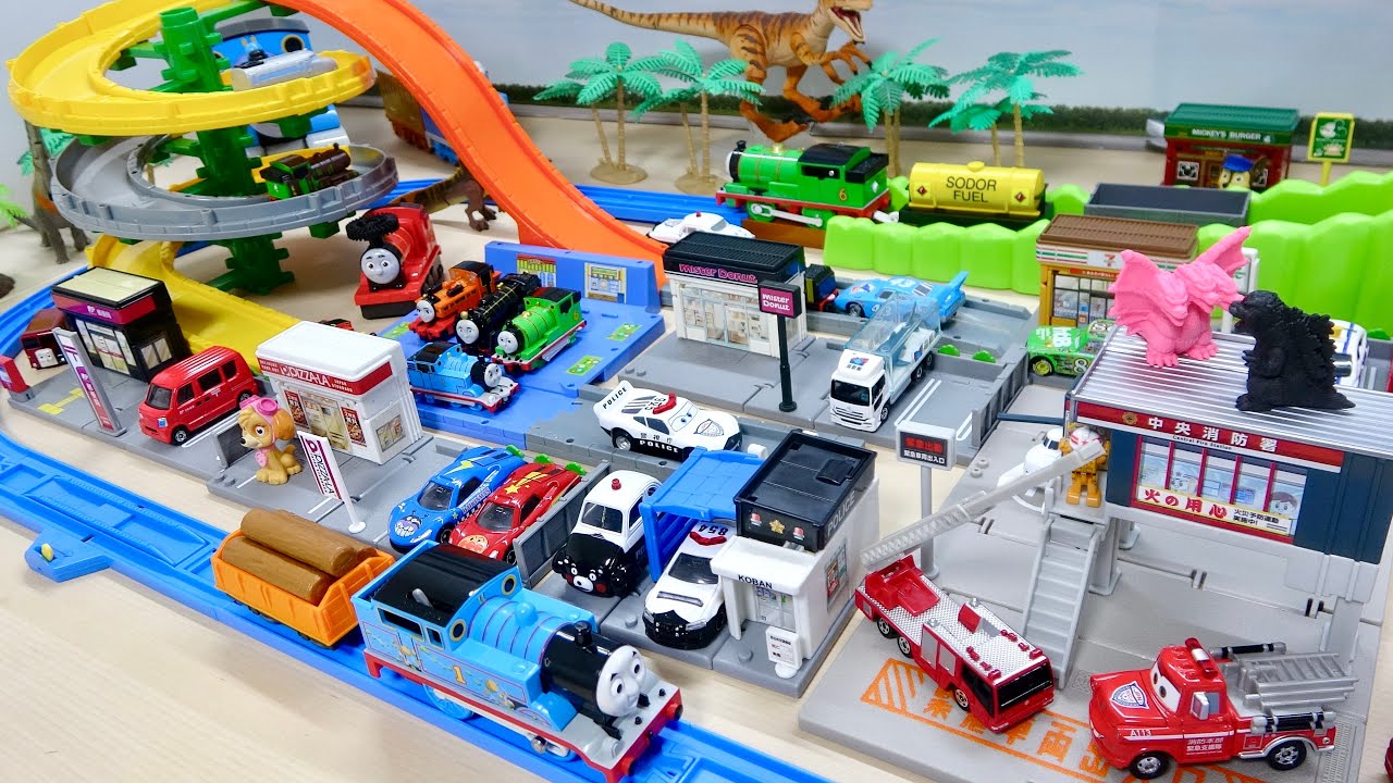 きかんしゃトーマスプラレール☆ドキドキマウンテンコースで遊んだよ！くるくる回転コースをトーマストミカが走行！