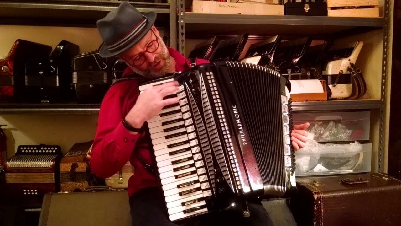 120 bass LMMH cassotto Philharmonic accordion - $3995