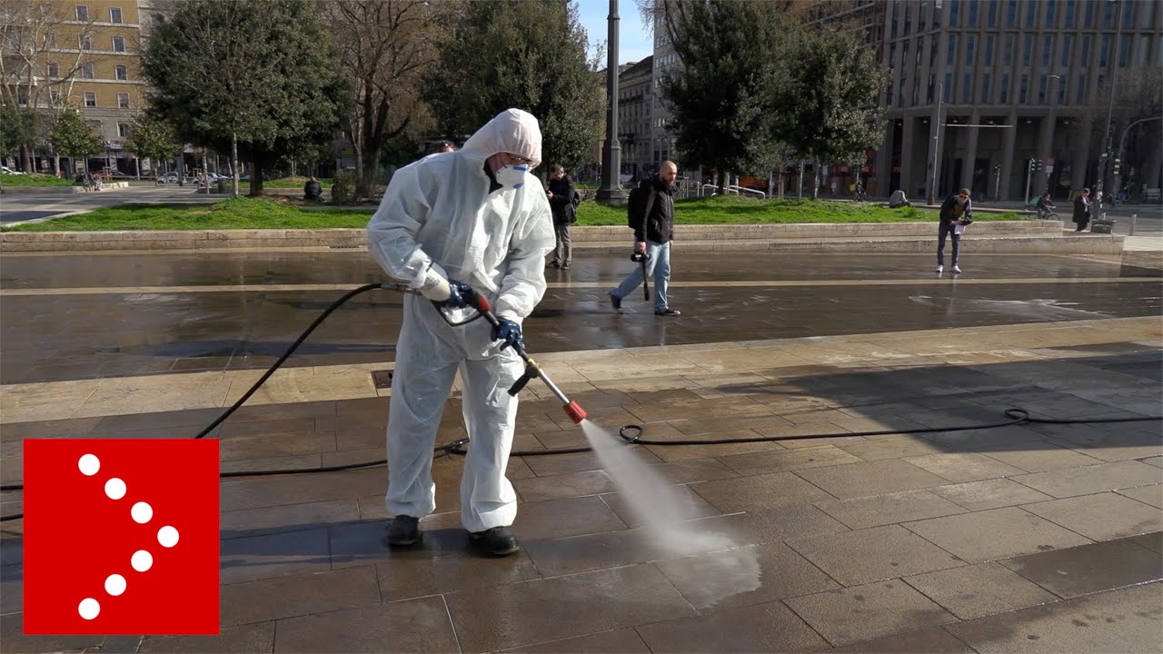 Milano, prendono il via le attività di sanificazione: squadre Amsa al lavoro