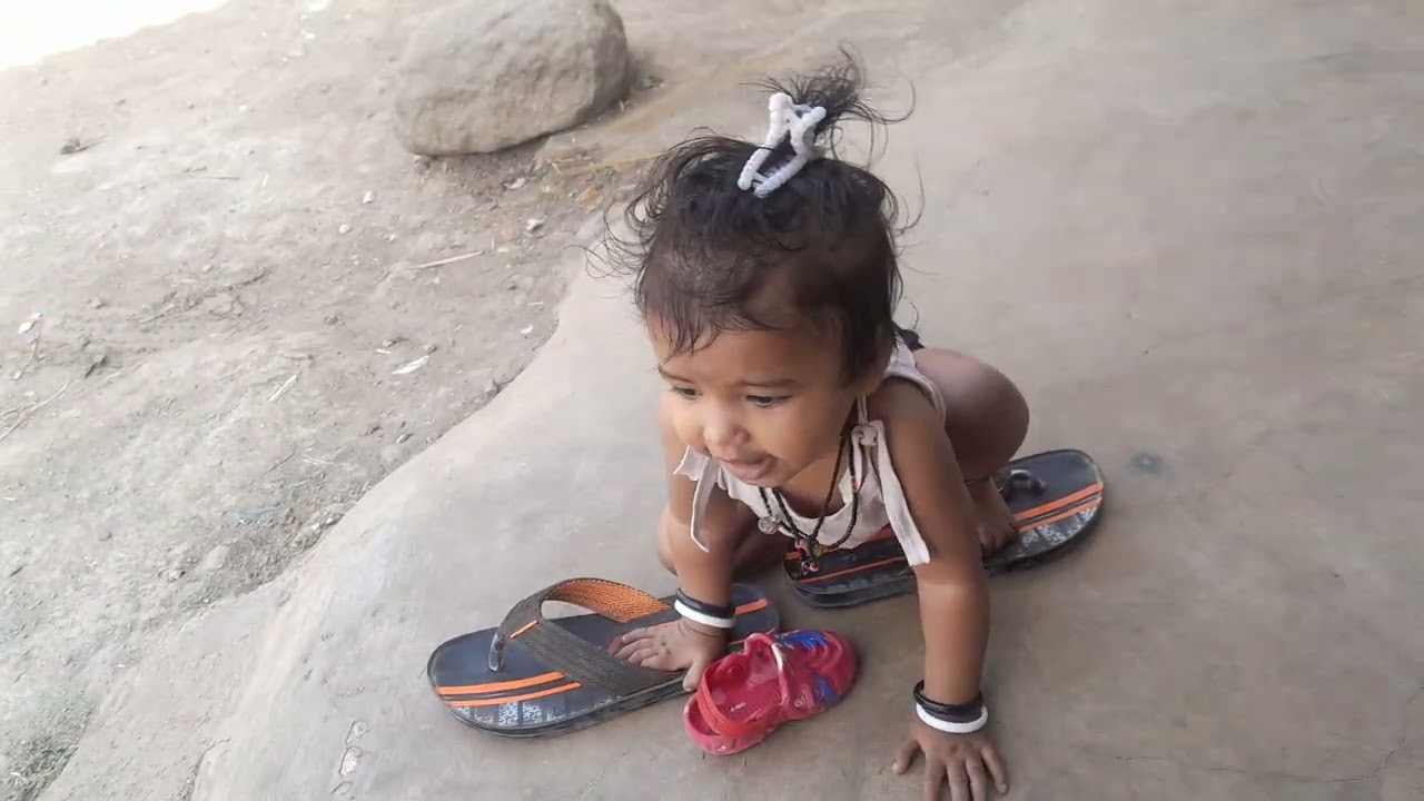 Chappal ke liye kaise lad rahi hai || #babyvideo #youtube @MyHena1712 