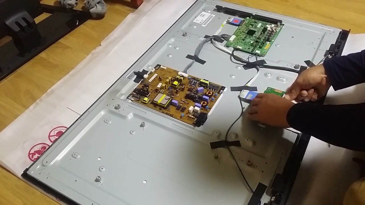 LG LED TV 42인치 tv시청 말소리만 나오고  smps 점검 백라이트가 안켜짐 패널 뜯어서 수리