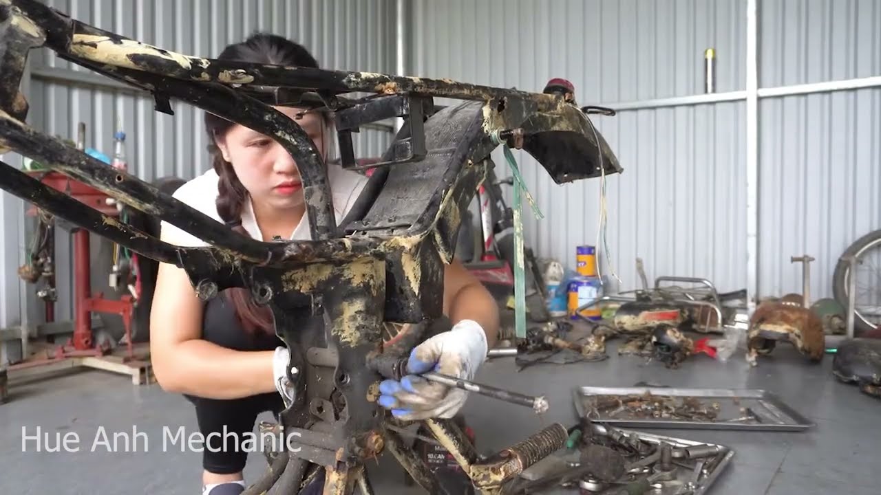 This talented young woman restored a 1989 Loncin Voge motorcycle that had been unused for 25 years.