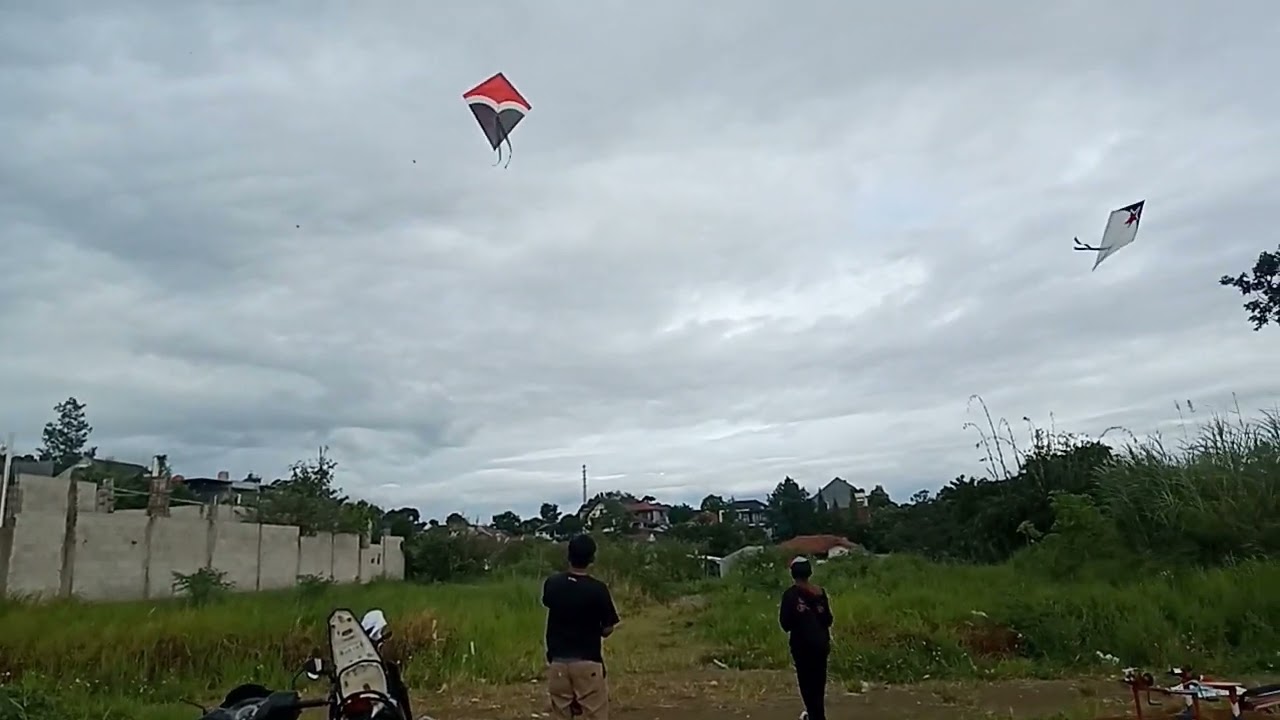 Full penerbangan lagi layangan bomber 