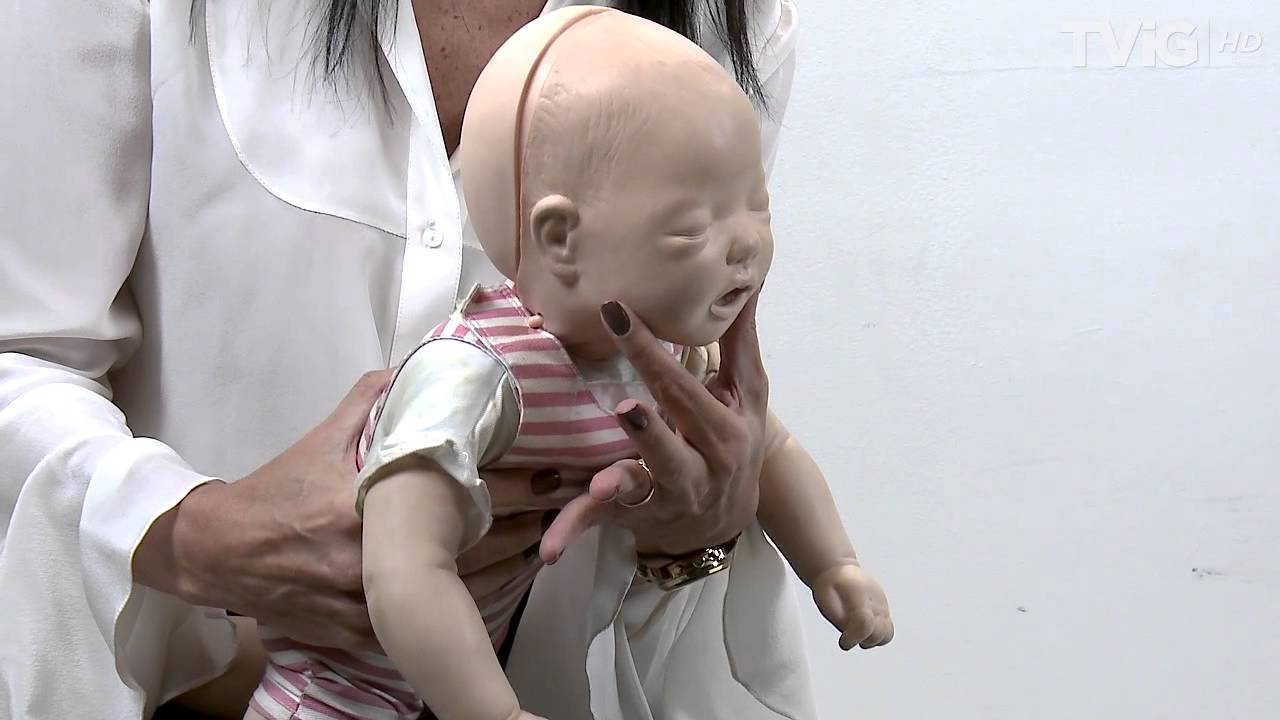 Saiba como agir quando uma criança engasga