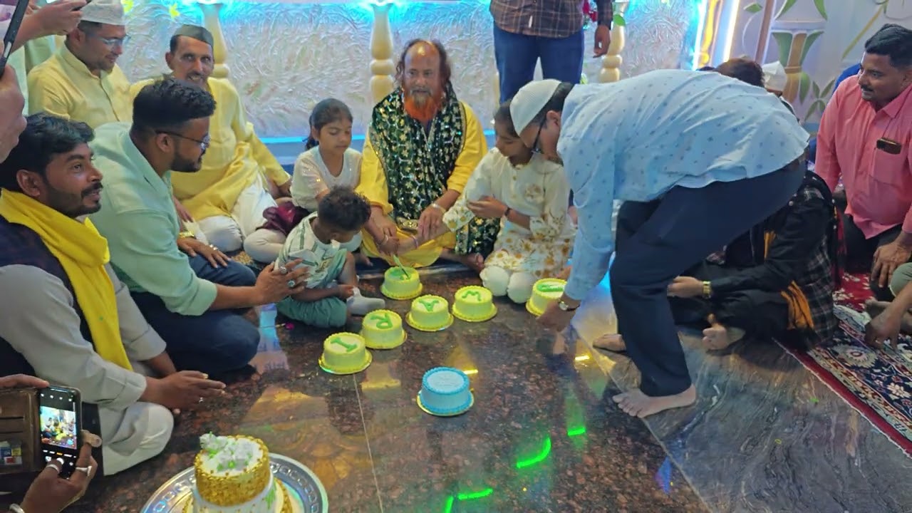 Sarkar Waris-E-Pak ke Youm-E-Wiladat ke mauke pr cake cut krte hue Huzur Azad Shah Warsi Babaji 