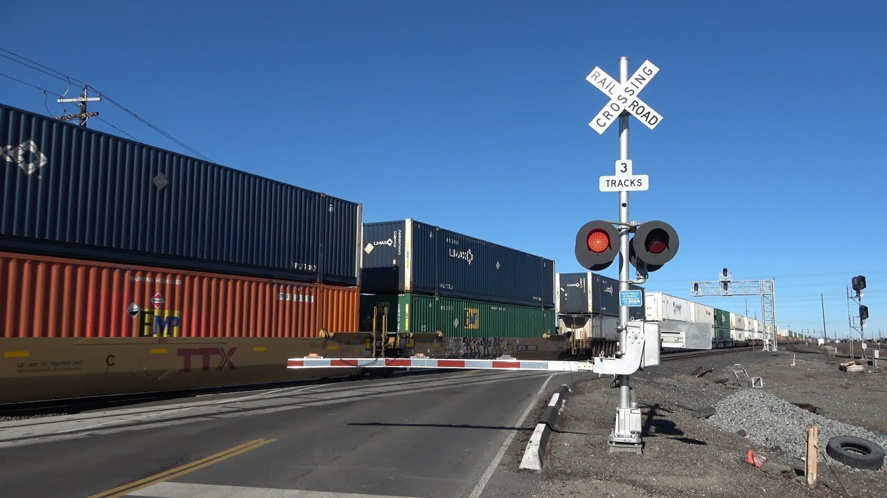 UP 2650 Z-Train Intermodal North - S Mckinley Ave. Railroad Crossing, Stockton CA