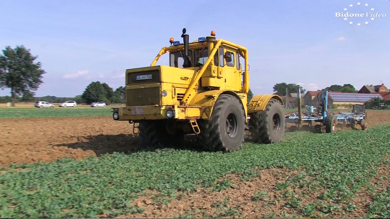 Russischer Kirowez K700A pflügt - 1/2 - Russian Tractor Plowing