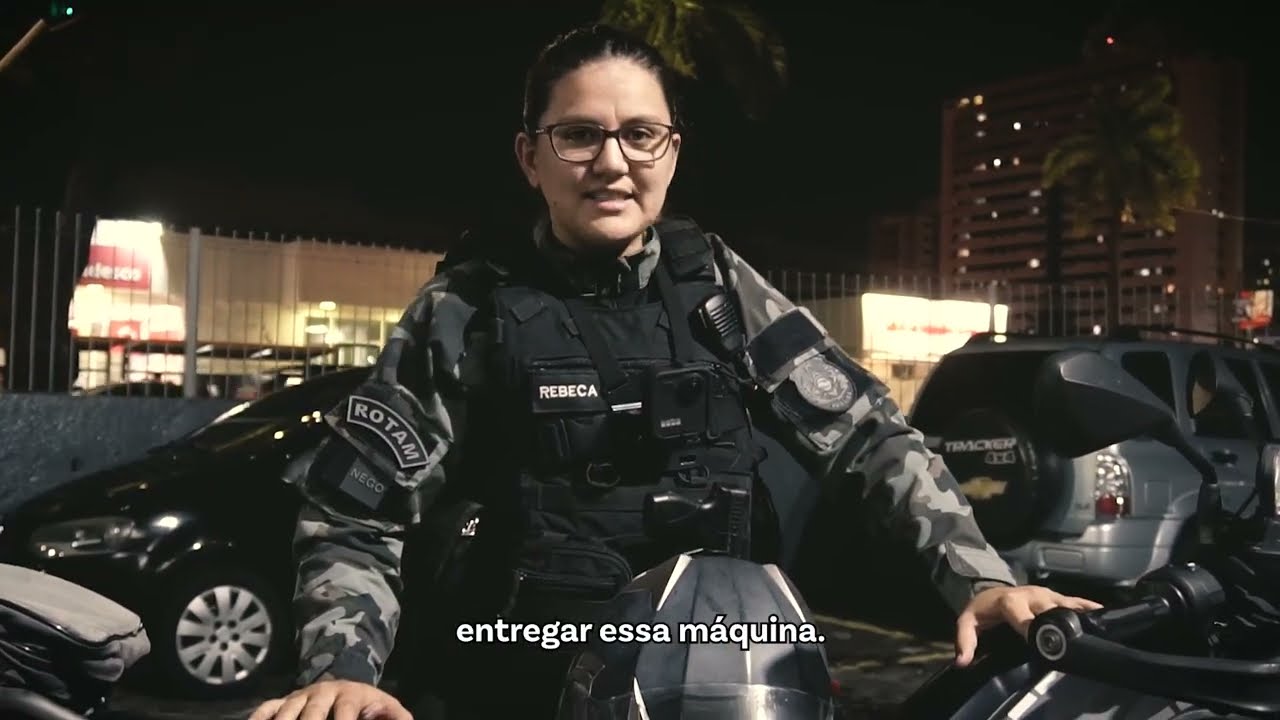 TENENTE REBECA - ENTREGANDO A FARDA