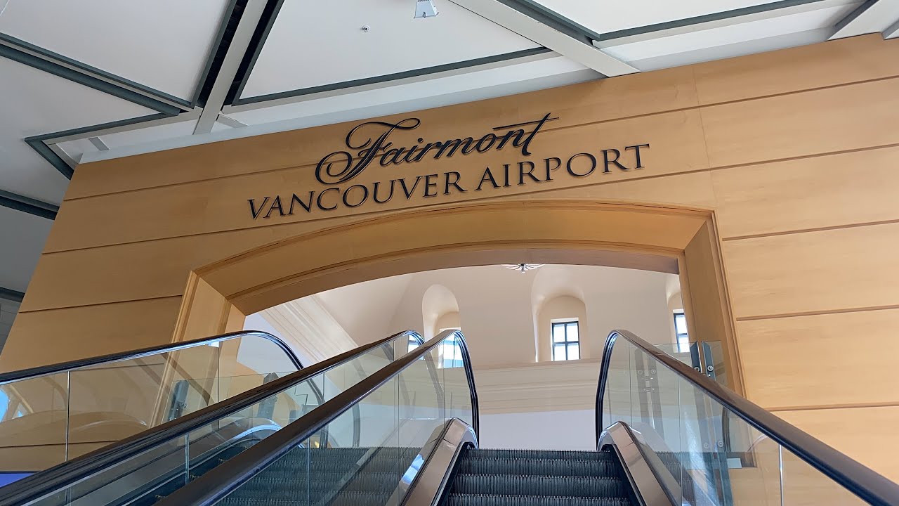 Fairmont Hotel Vancouver Airport ( YVR )  Gold King Room ( Plane spotting paradise )