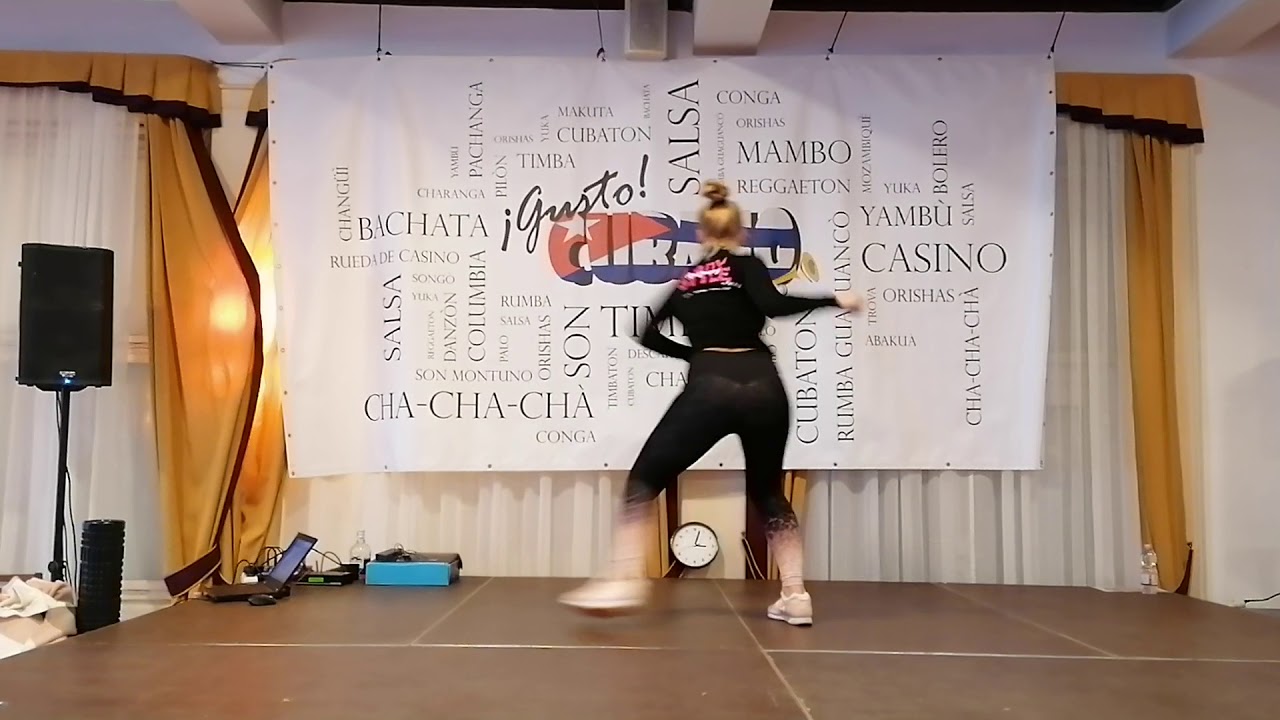 Salsa contratiempo class by Bea &Aacute;cs at Gusto Cubano Festival 2019
