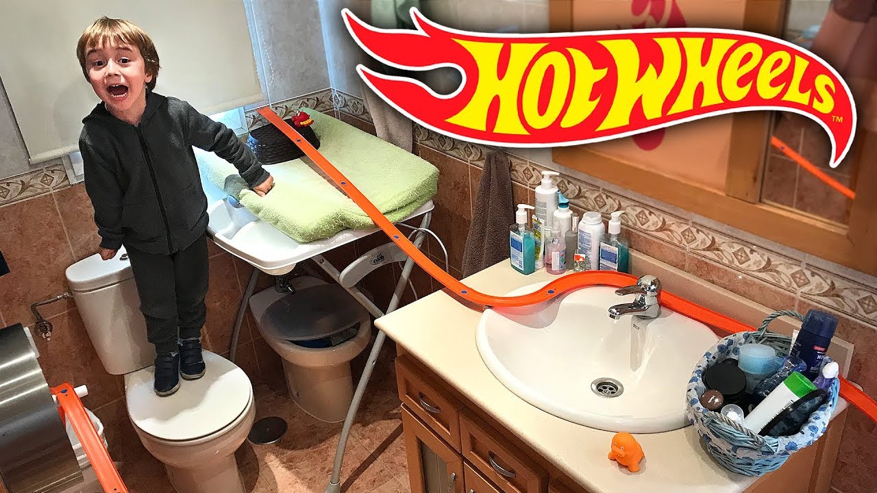 HOT WHEELS NO BANHEIRO!! Corrida de Carros na Pista Track Builder - Hotwheels in the Bathroom