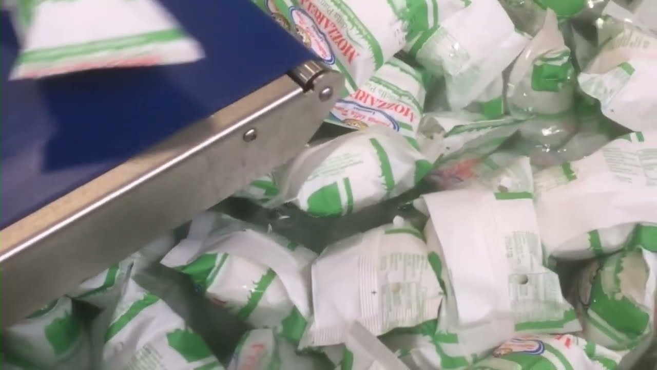 CONFEZIONAMENTO MOZZARELLA CON CARTA PERGAMENA / PACKAGING MOZZARELLA WITH PARCHMENT PAPER