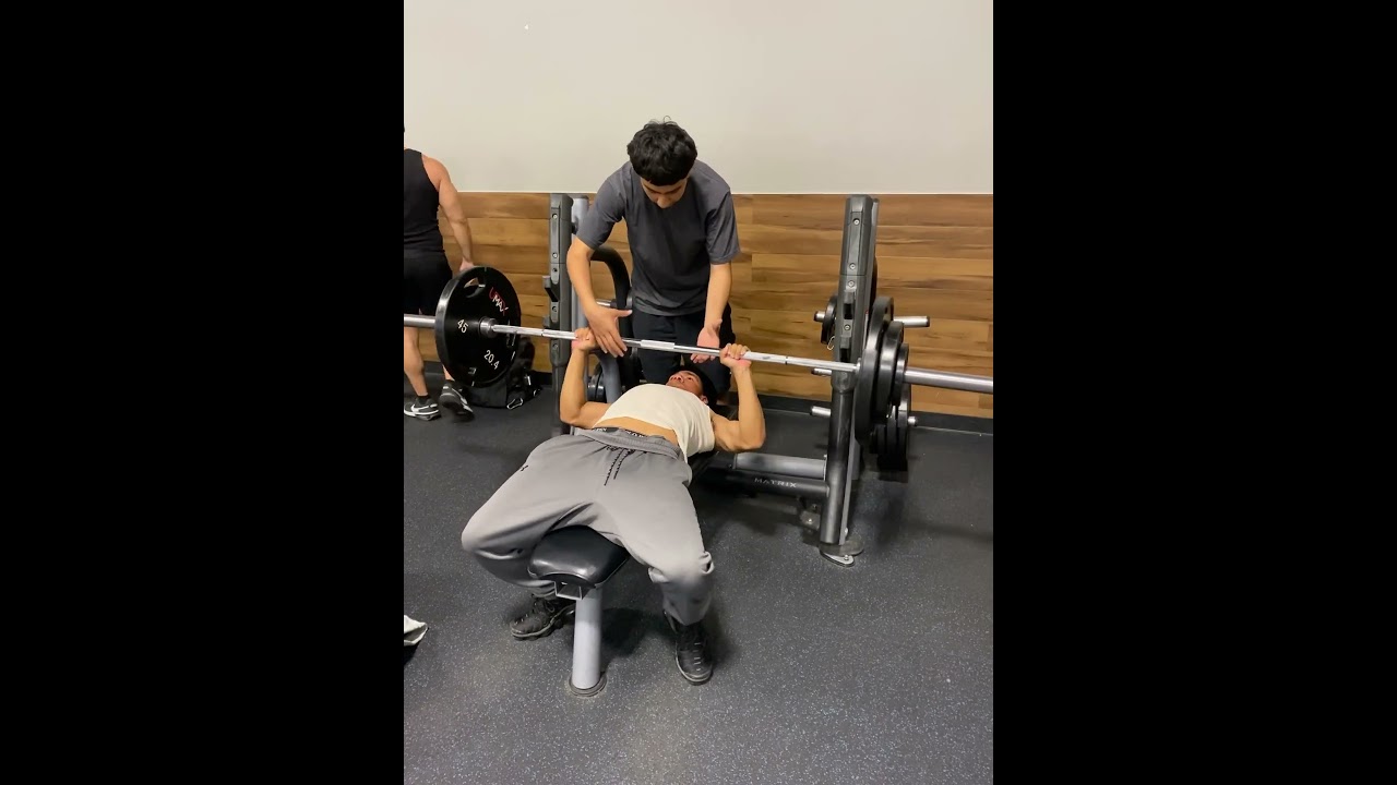 195lb bench press PR on 125lbs body weight at 16 years old🙏🏾#lifthard #motivation #bench #lifter