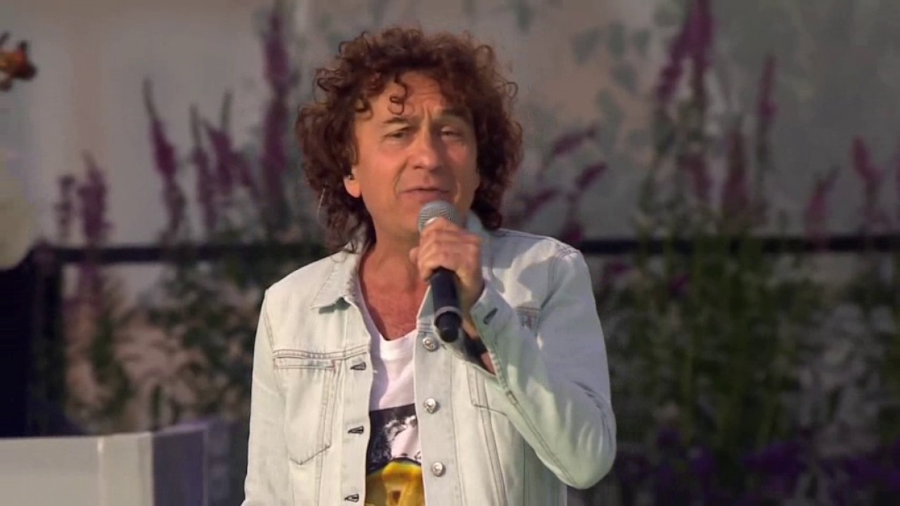 Magnus Uggla-Världen är din LIVE.Grattis Kronprinsessan!