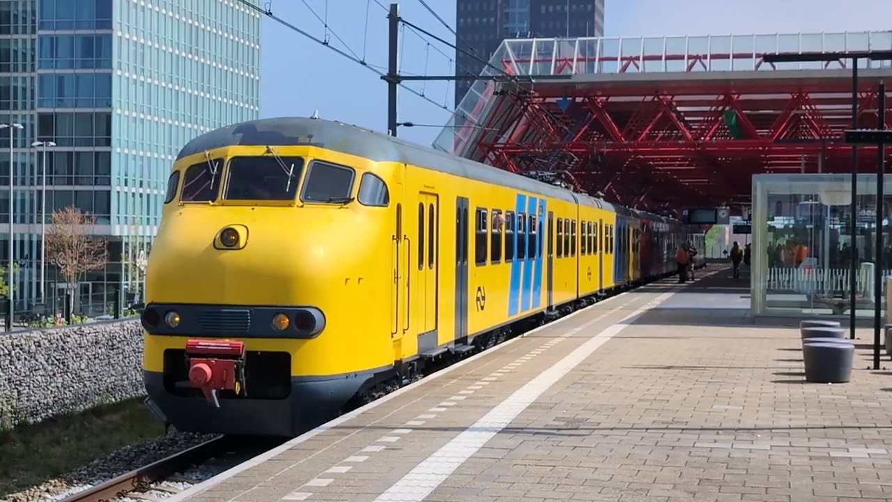 Koningsdagrit Plan V (876 + 466) vertrekt van station Almere centrum!