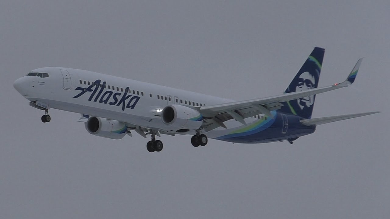 Alaska Airlines 737-990ER [N253AK] Landing and Takeoff at Calgary Airport ᴴᴰ