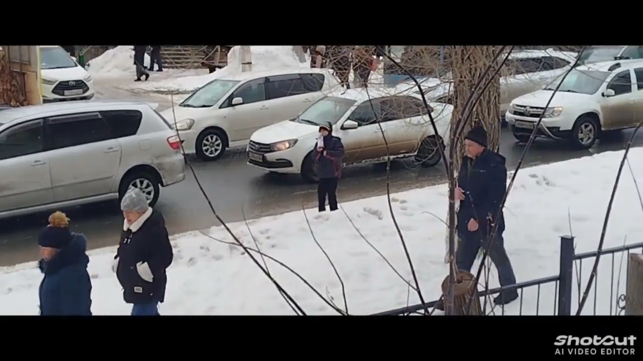 ТӘЖІК БАЛАСЫ АҚША СҰРАЙДЫ