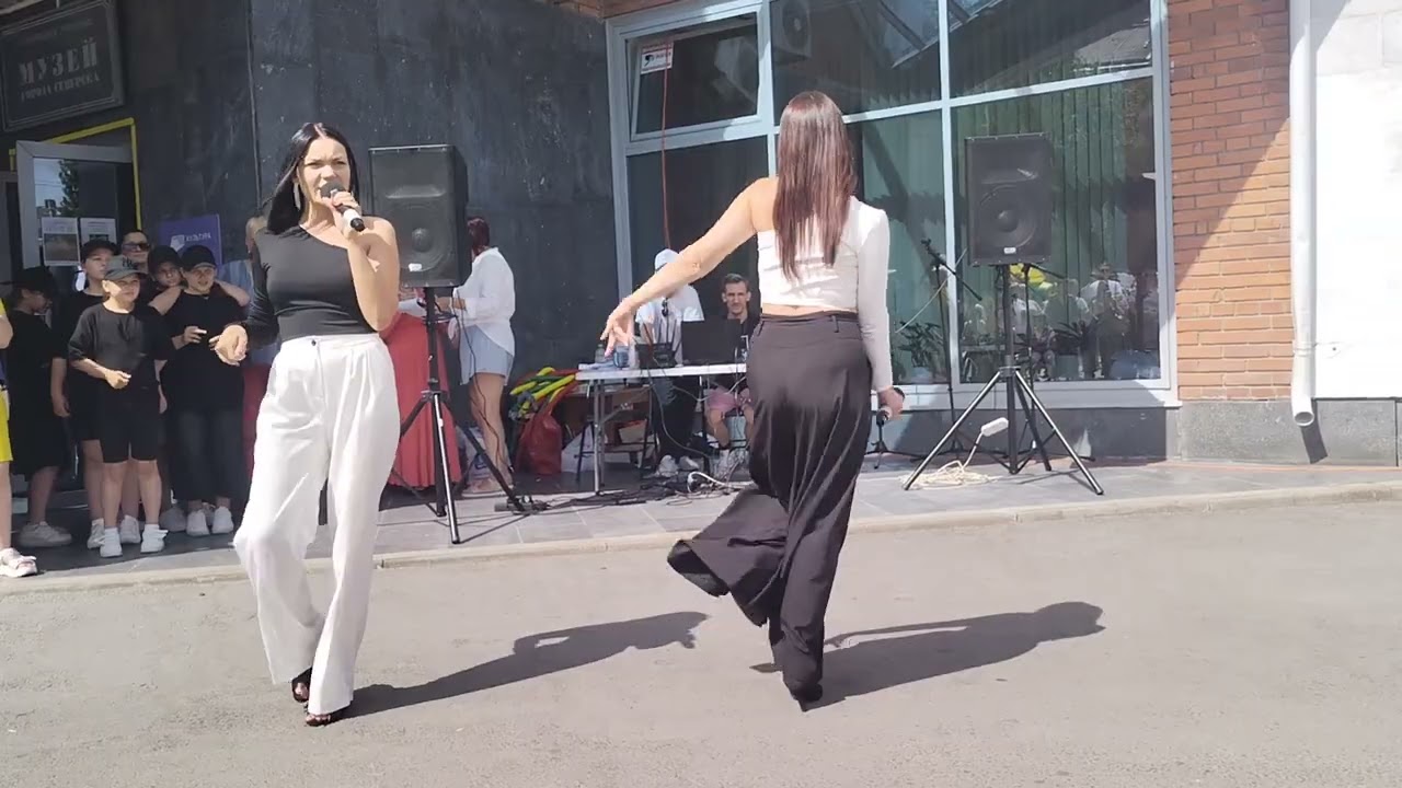 Виктория Аплина и Ксения.