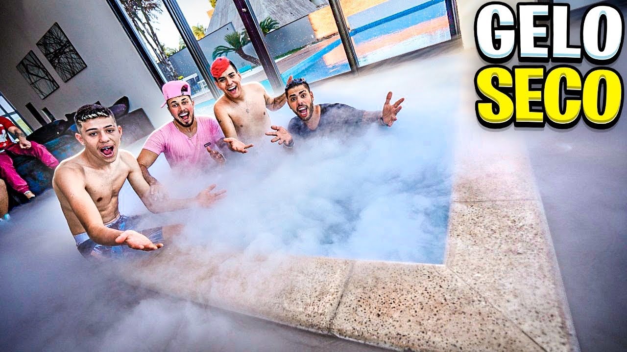 JOGUEI 16 KG DE GELO SECO NA NOSSA PISCINA * manoooooo olha como ficou nossa sala *