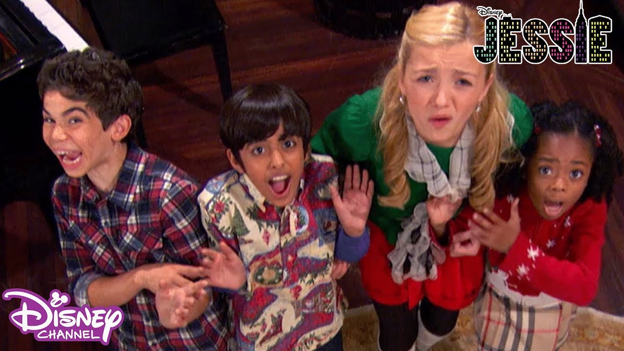 Jessie | Christmas Tree Trouble 🌲 | Disney Channel UK