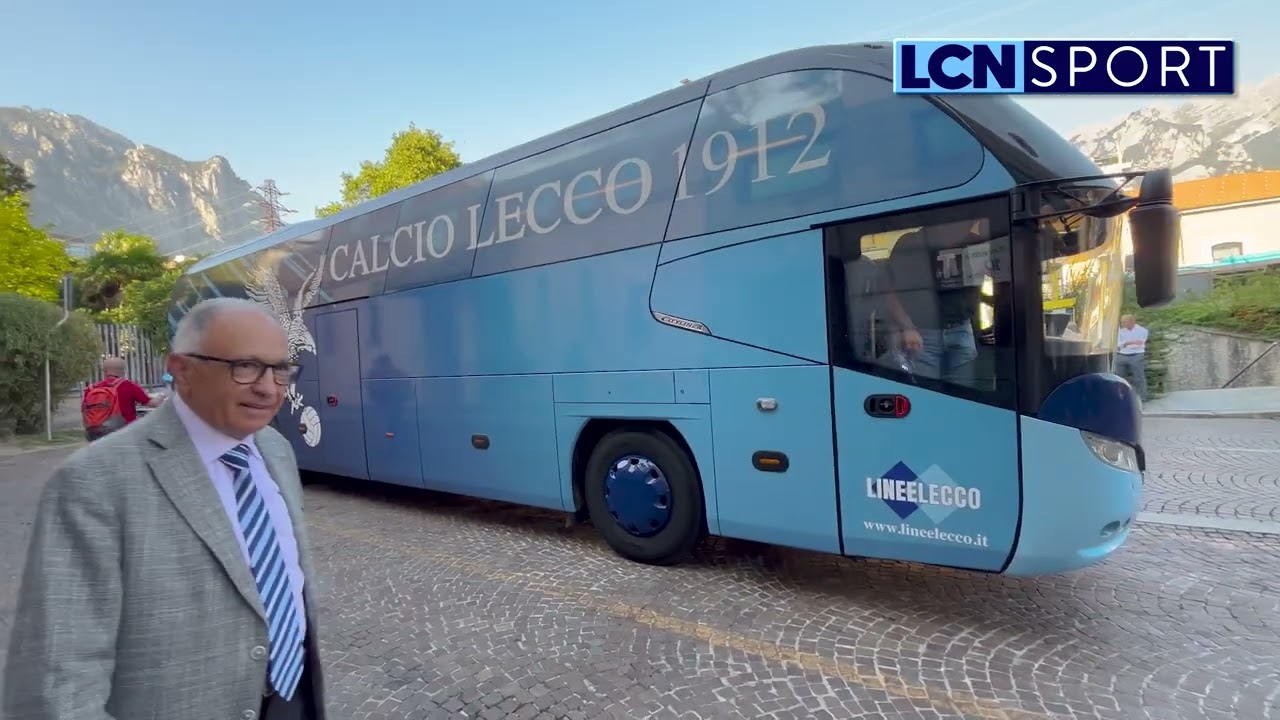 Dentro il nuovo pullman del Lecco. Quanto entusiasmo in piazza!
