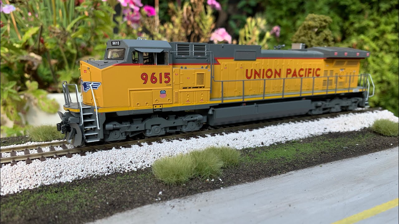 Athearn RTR C44-9W Unboxing/Review