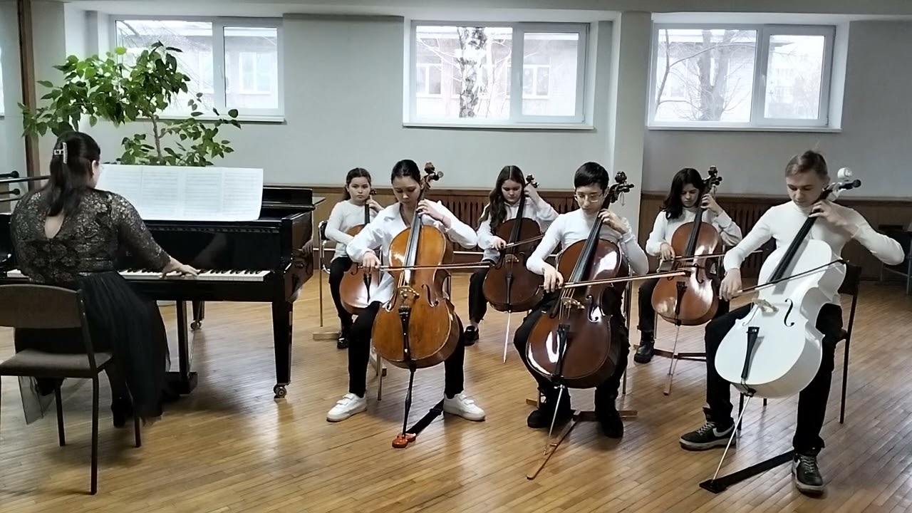 Ансамбль віолончелістів.