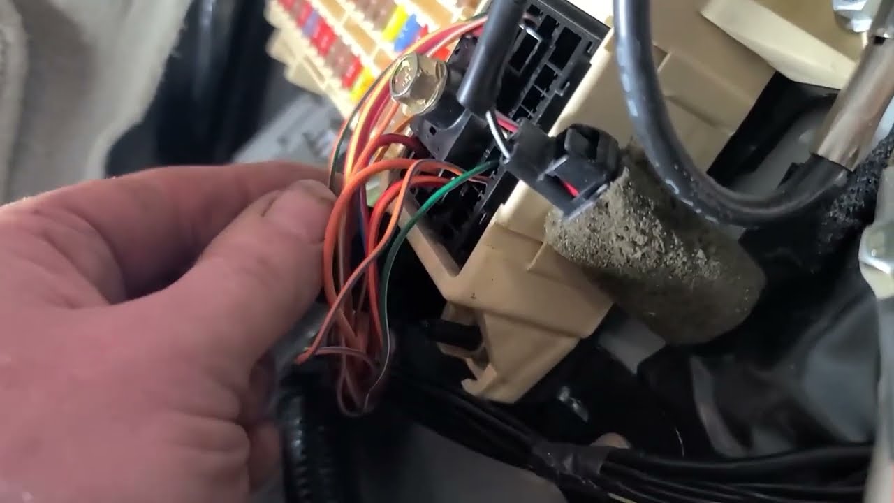 2005 Ford Thunderbird Parasitic Draw Testing and Accessory Power Port Modification