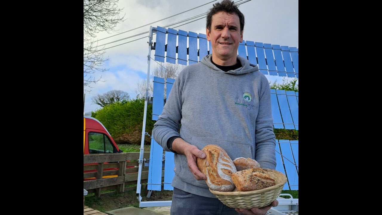 Denis un Boulanger qui cuit son pain dans un four solaire en Bretagne