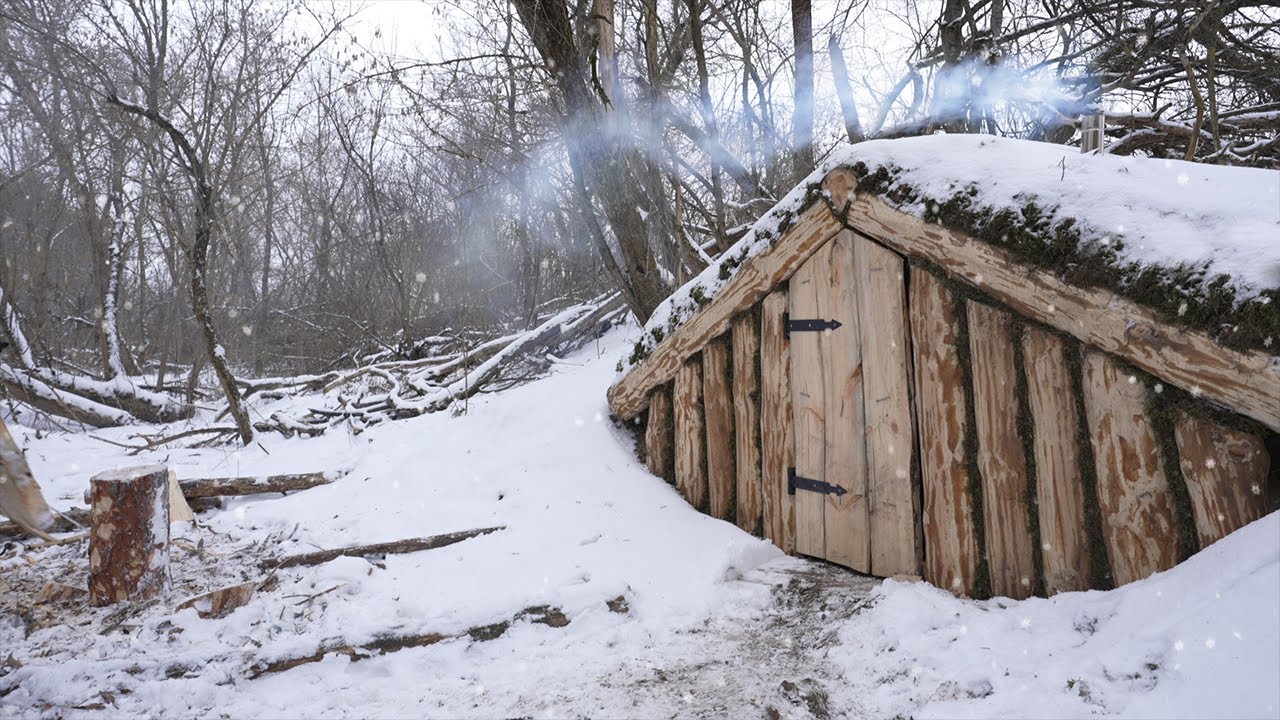 переночевали в рыбацкой землянке, вышли на ледяную реку, лагерь бушкрафтов