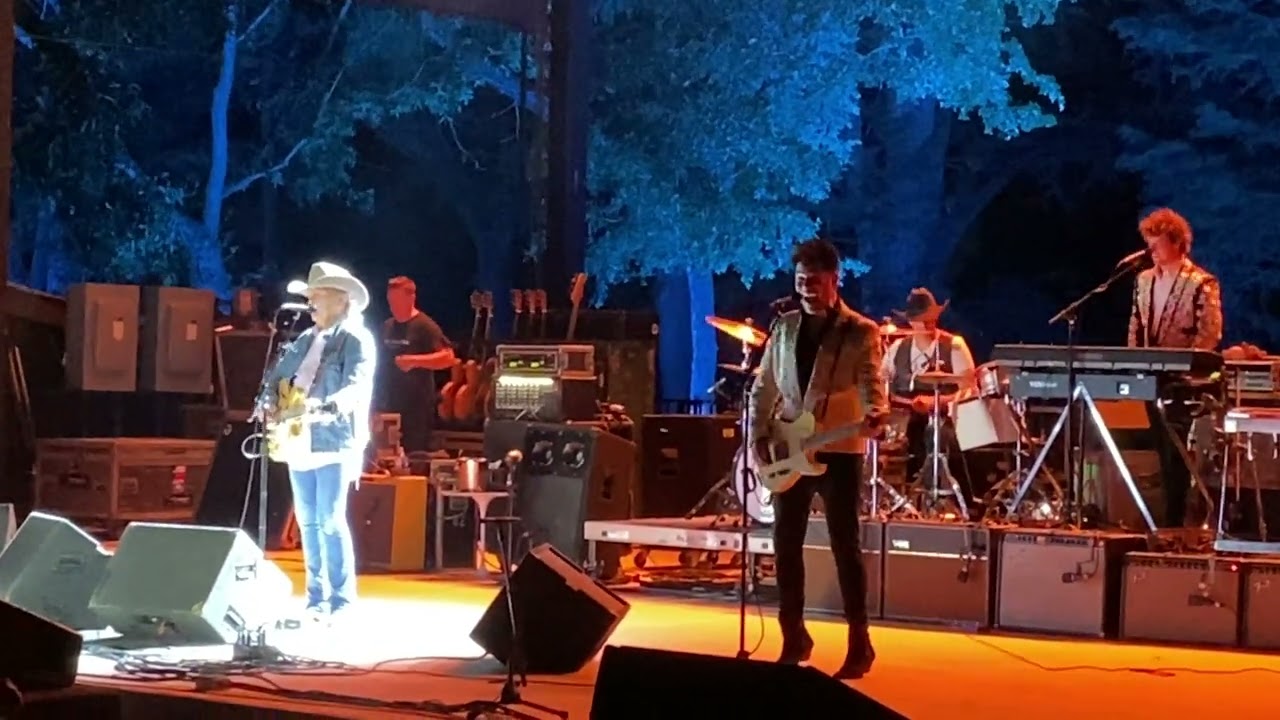 Dwight Yoakam singing ‘Suspicious Minds” at New Braunfels by Amazing Dance Studio