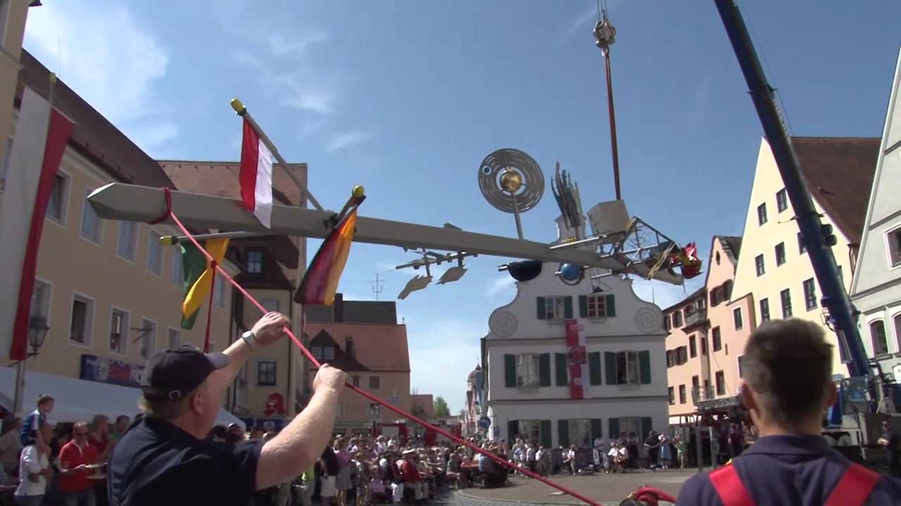 Aichach feiert seinen Maibaum aus Stahl