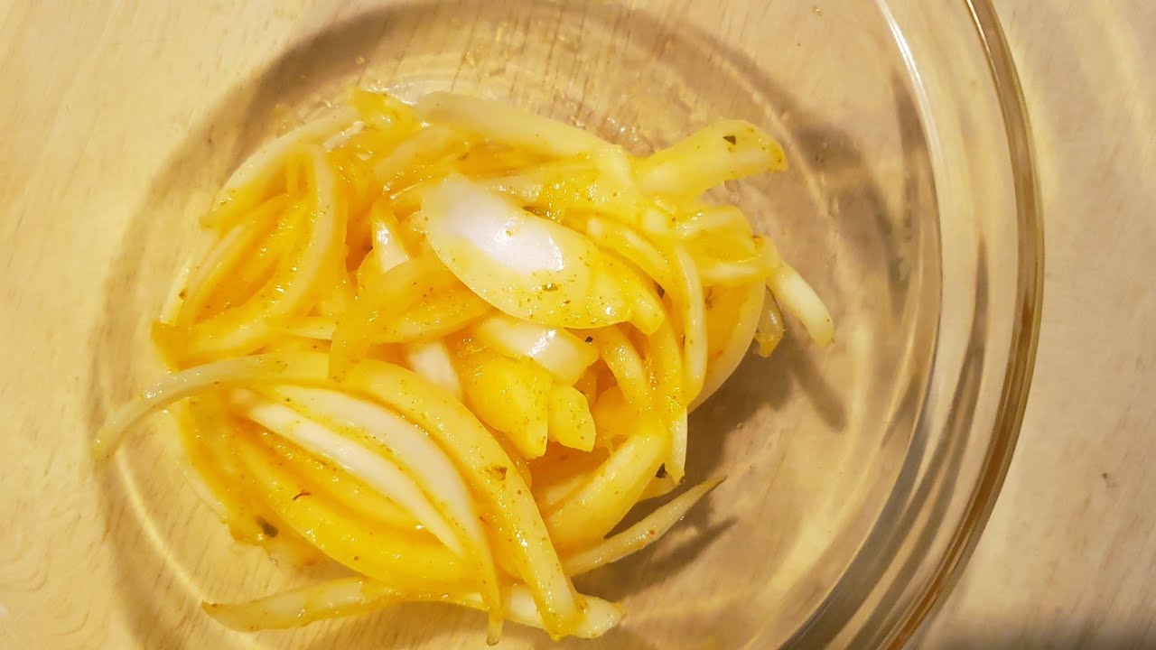 koman pou fe pikliz Zonyon/Onions/how to make a spicy Onions slaw.