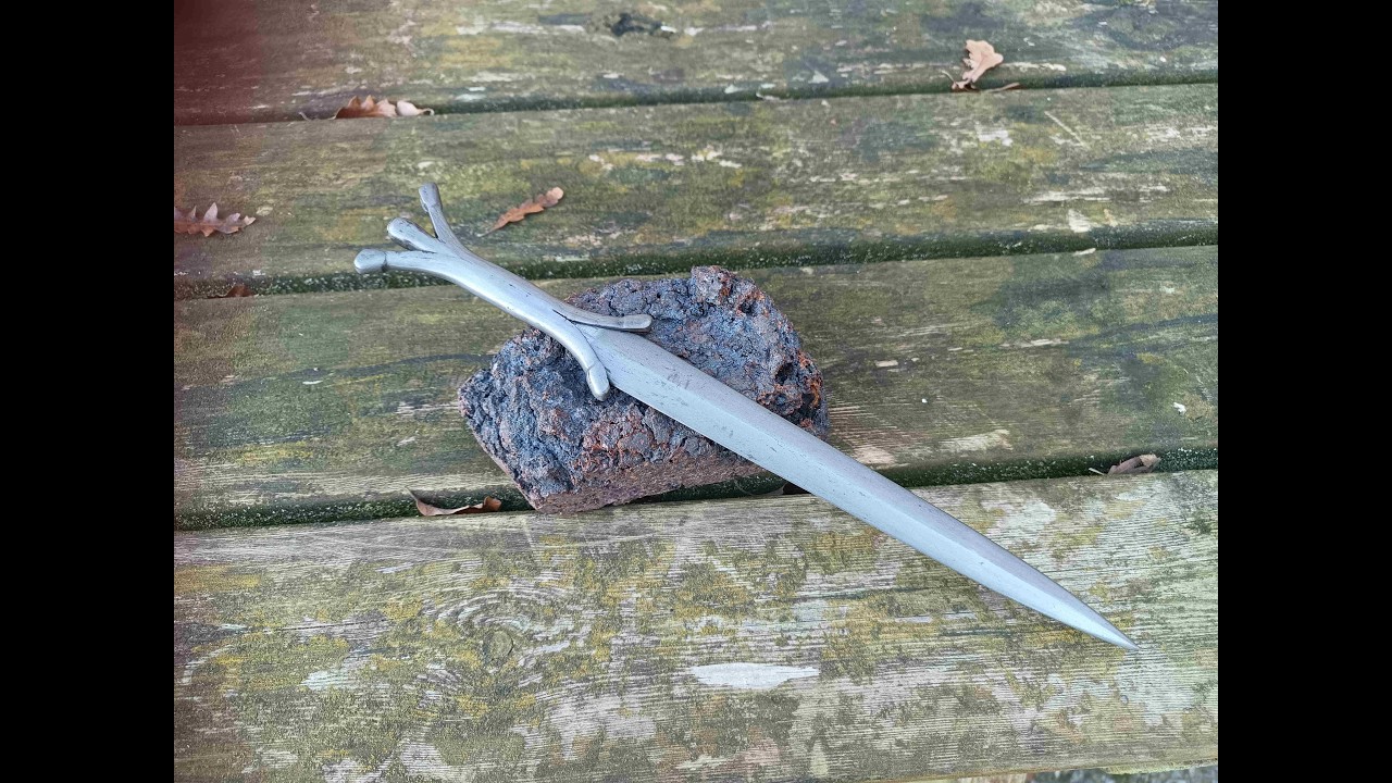 Forging a no-fold bloomery iron dagger. Part 1: The blade